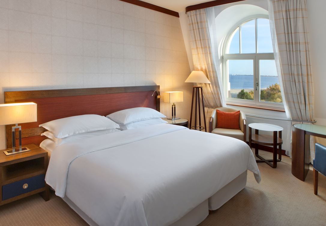 Pokój z dużym łóżkiem i widokiem na morze								